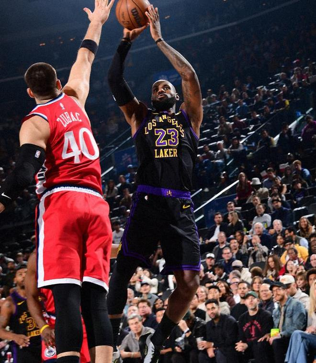 米乐官方-东契奇浪投祖巴茨统治内线，快船击败湖人，雷霆状元签没了